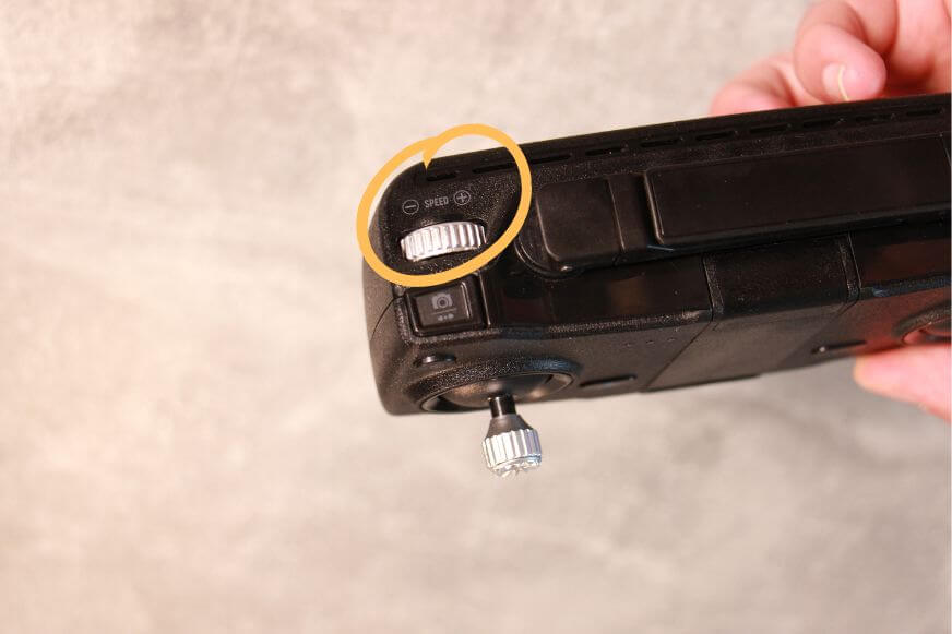 Die Fernsteuerung der Maginon QC 90 Drohne wird von hinten gezeigt und die Geschwindigkeitsregelung ist eingekreist